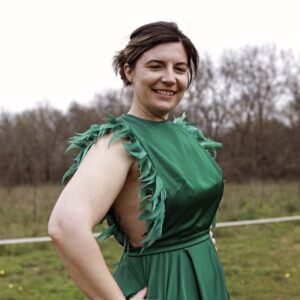 Vestido Verde Satén con Plumas