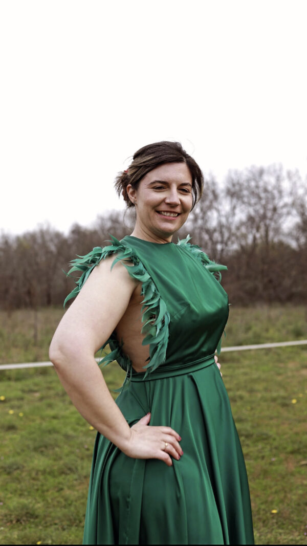 Vestido Verde Satén con Plumas