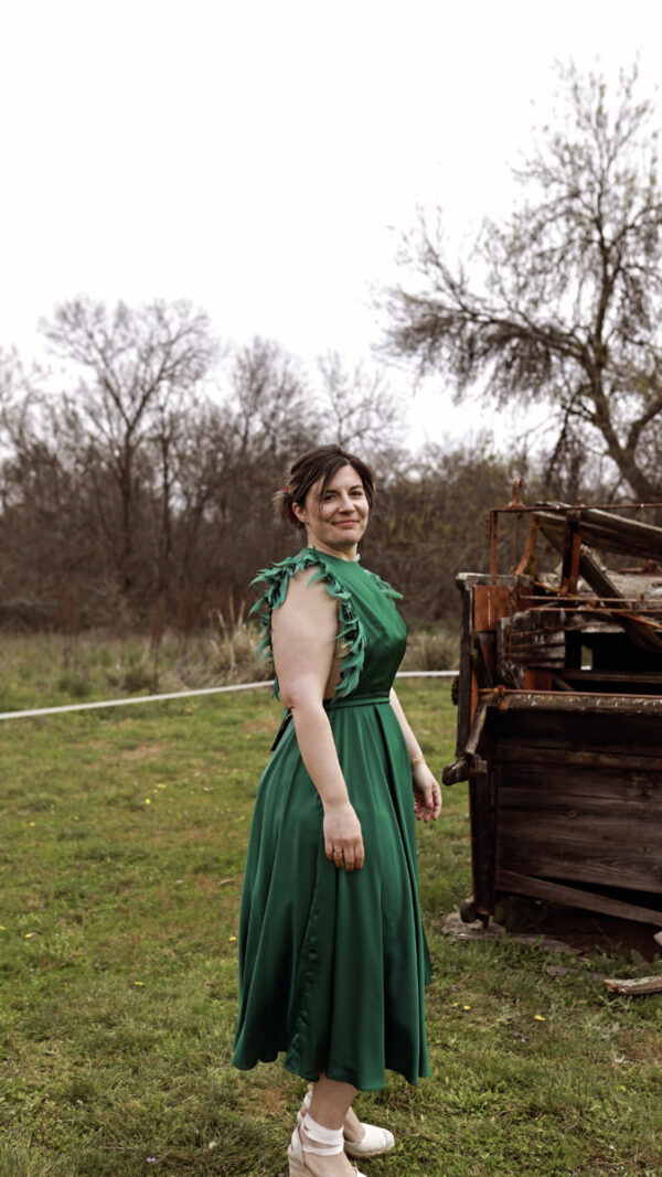 Vestido Verde Satén con Plumas - Imagen 4