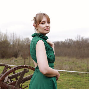 Vestido midi de capa con cuello victoriano