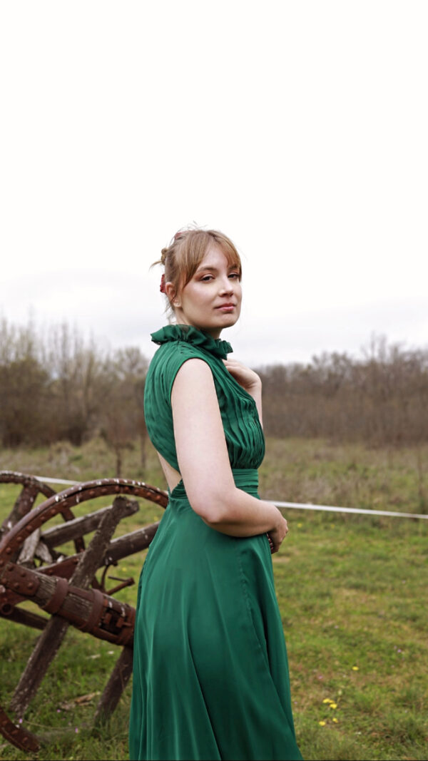 Vestido midi de capa con cuello victoriano