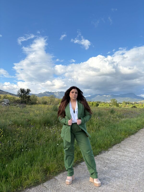 Pantalón Verde Oliva de Algodón – Pinzas y Cierre Cruzado