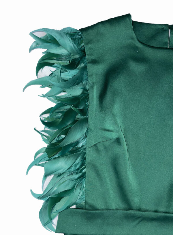 Vestido Verde Satén con Plumas - Imagen 7